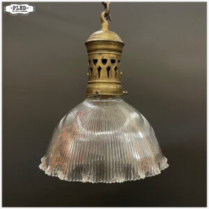 Oude hanglamp met geribbelde glazen kap en messing kap