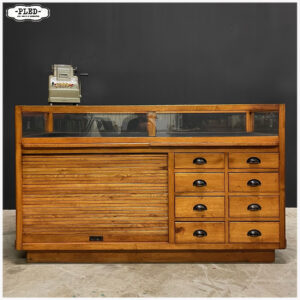 Oude, eikenhouten toonbank, met ladekast, roldeur en vitrine