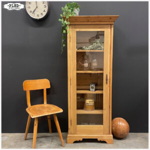 Sfeervol grenen vitrinekastje