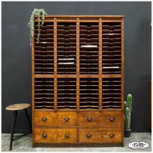 Oude, karaktervolle, grote, houten postsorteerkast