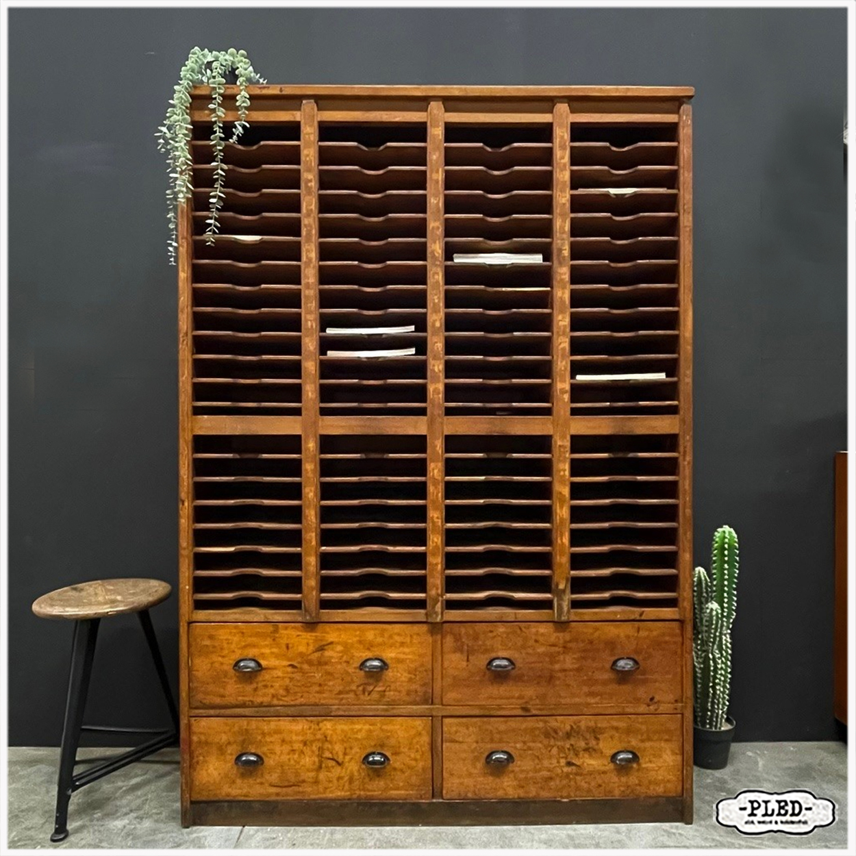 Oude, karaktervolle, grote, houten postsorteerkast