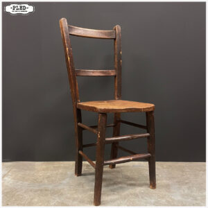 Oud, sfeervol, houten stoeltje