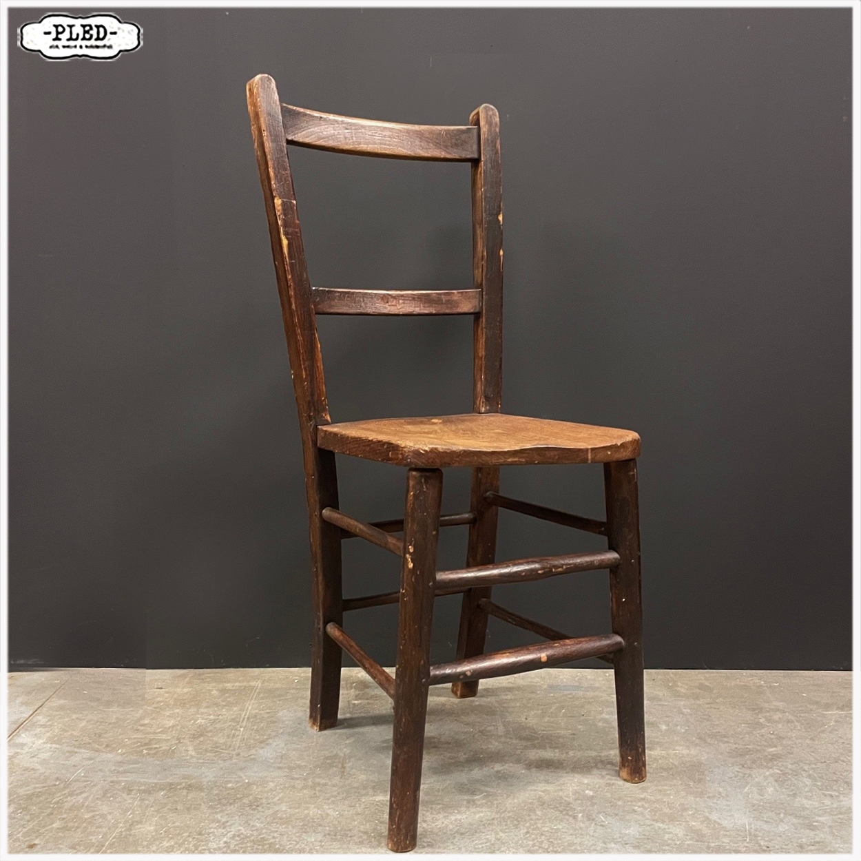 Oud, sfeervol, houten stoeltje