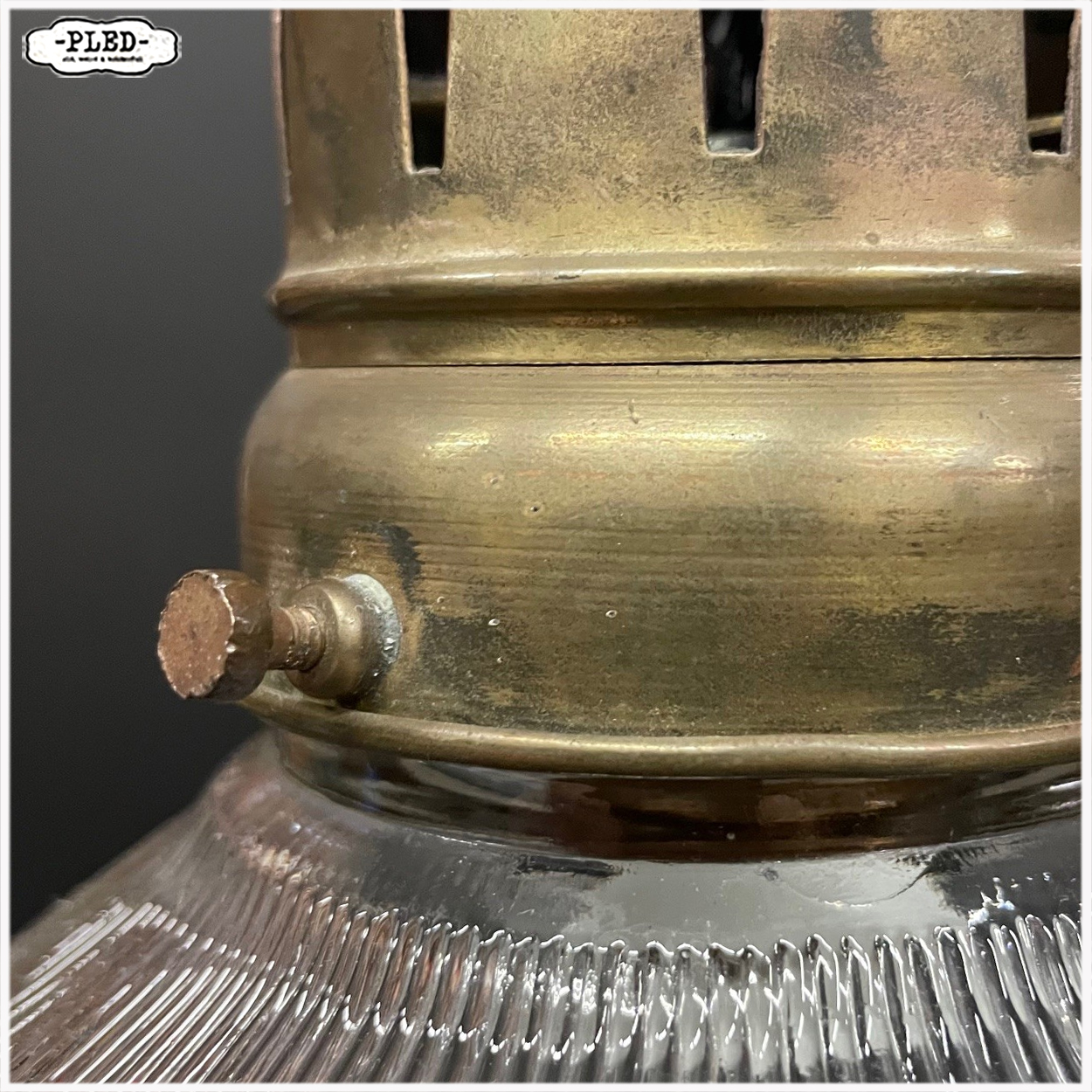 Oude hanglamp met geribbelde glazen kap en messing kap - Afbeelding 10