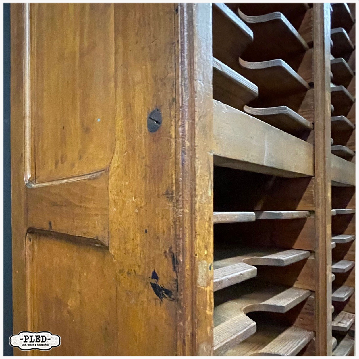 Oude, karaktervolle, grote, houten postsorteerkast - Afbeelding 12