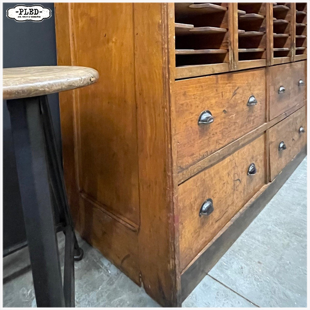 Oude, karaktervolle, grote, houten postsorteerkast - Afbeelding 13