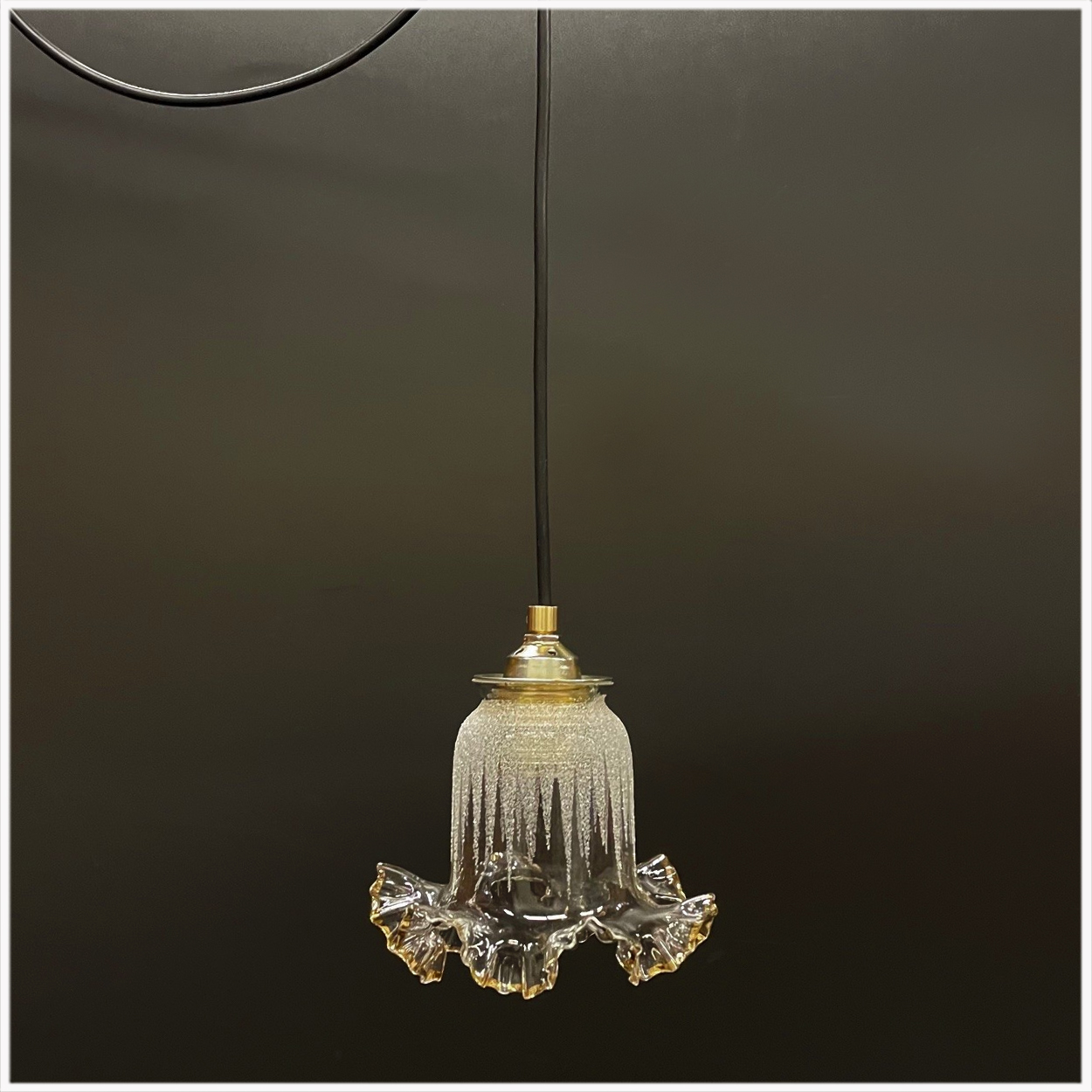 Prachtig glazen hanglampje met messing fitting