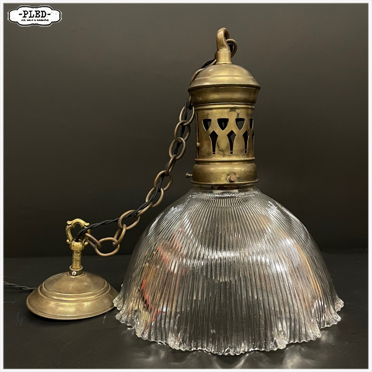 Oude hanglamp met geribbelde glazen kap en messing kap - Afbeelding 13