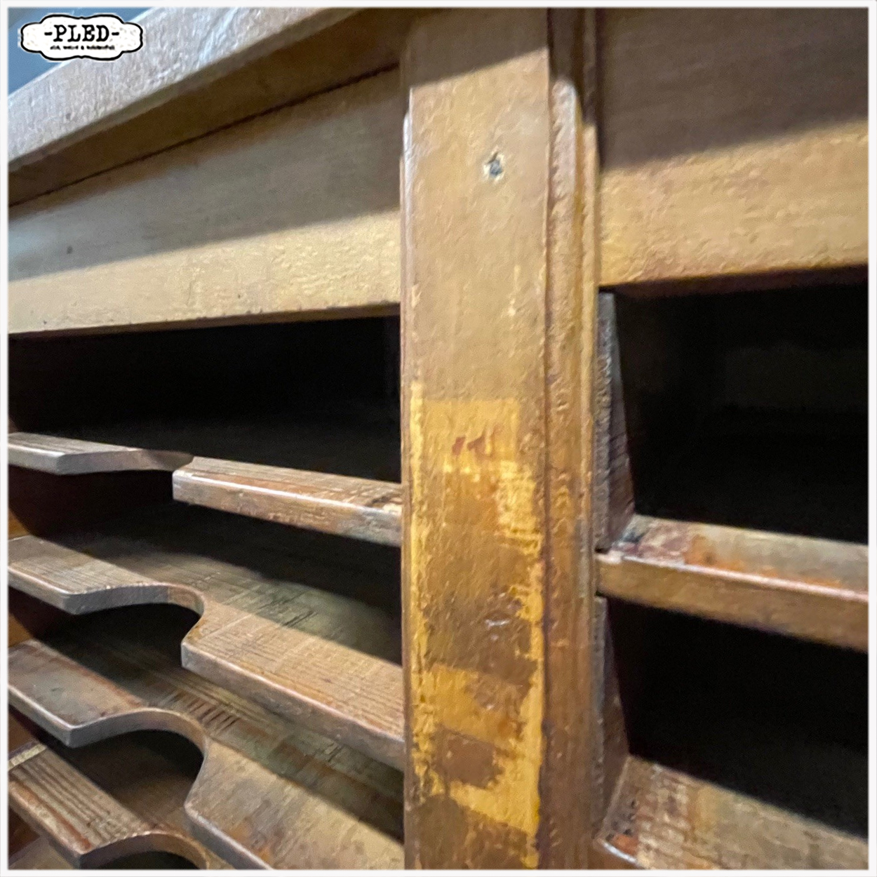 Oude, karaktervolle, grote, houten postsorteerkast - Afbeelding 14