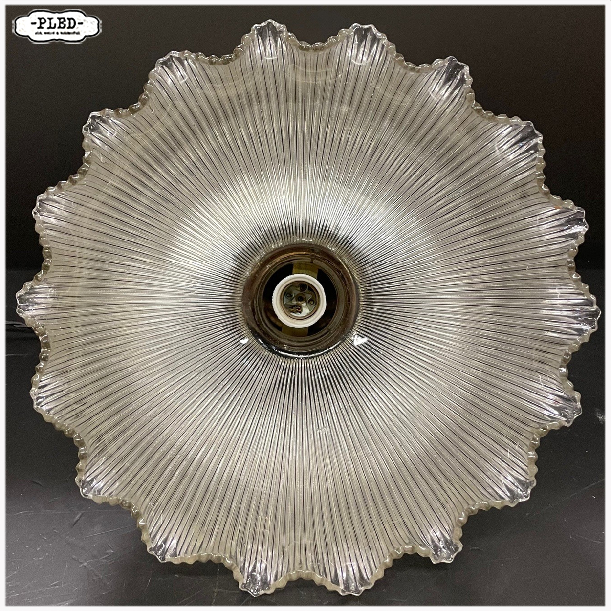 Oude hanglamp met geribbelde glazen kap en messing kap - Afbeelding 11