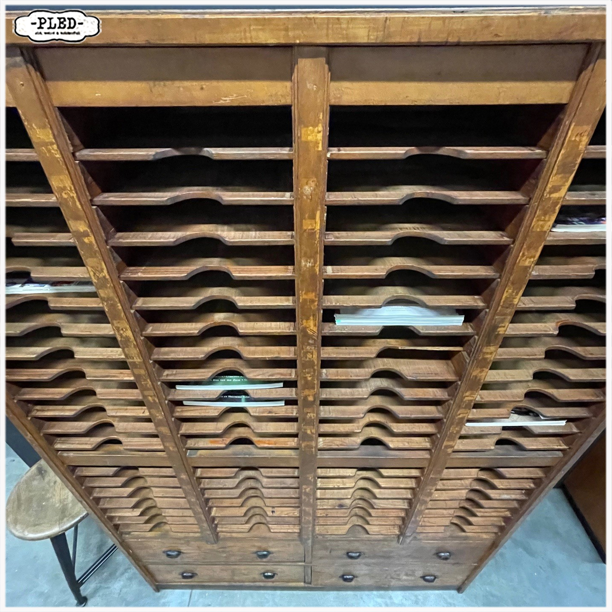 Oude, karaktervolle, grote, houten postsorteerkast - Afbeelding 6