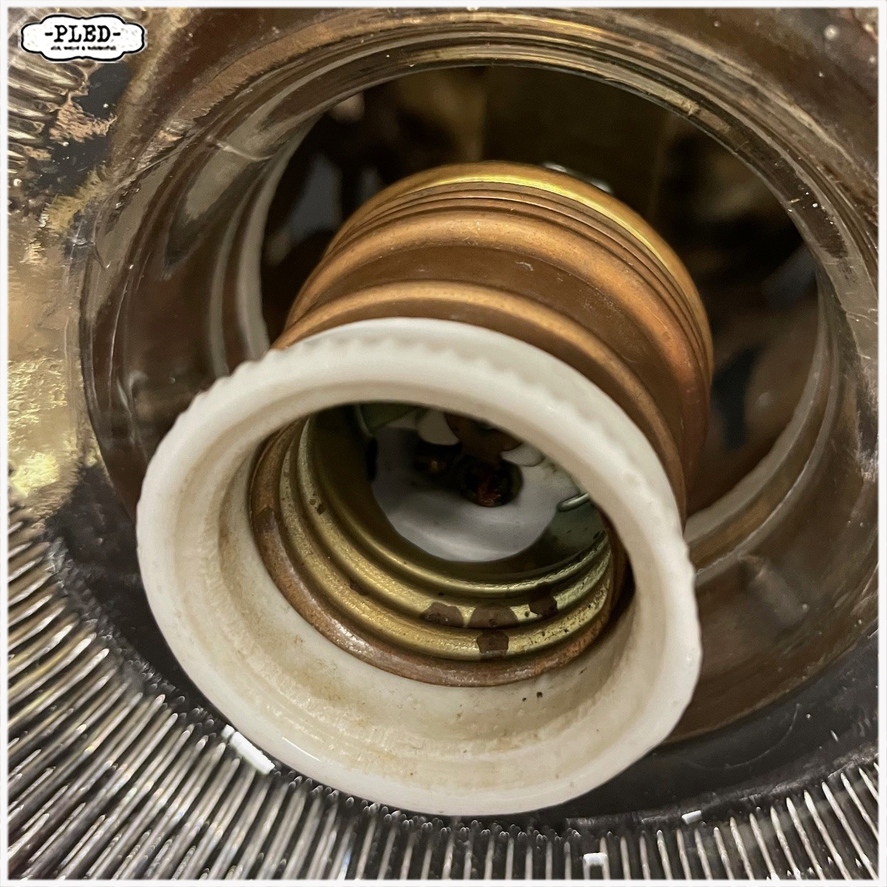 Oude hanglamp met geribbelde glazen kap en messing kap - Afbeelding 15