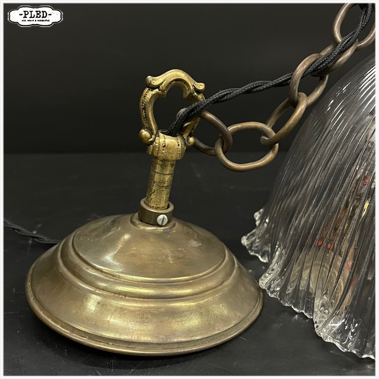 Oude hanglamp met geribbelde glazen kap en messing kap - Afbeelding 14