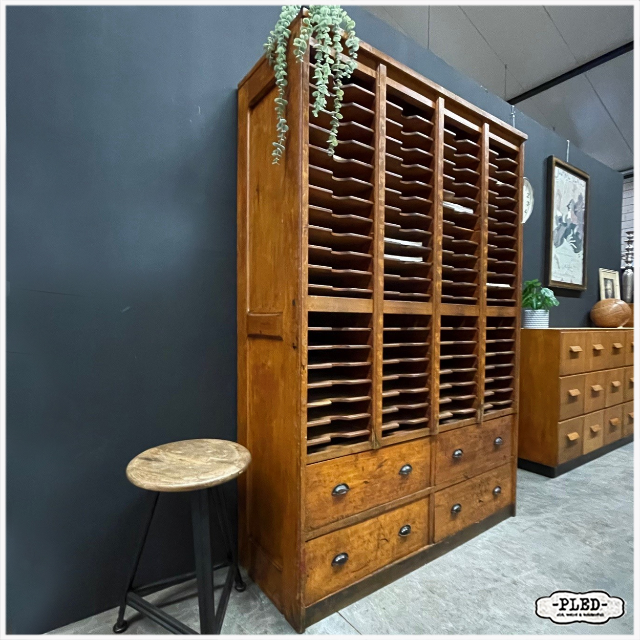 Oude, karaktervolle, grote, houten postsorteerkast - Afbeelding 20