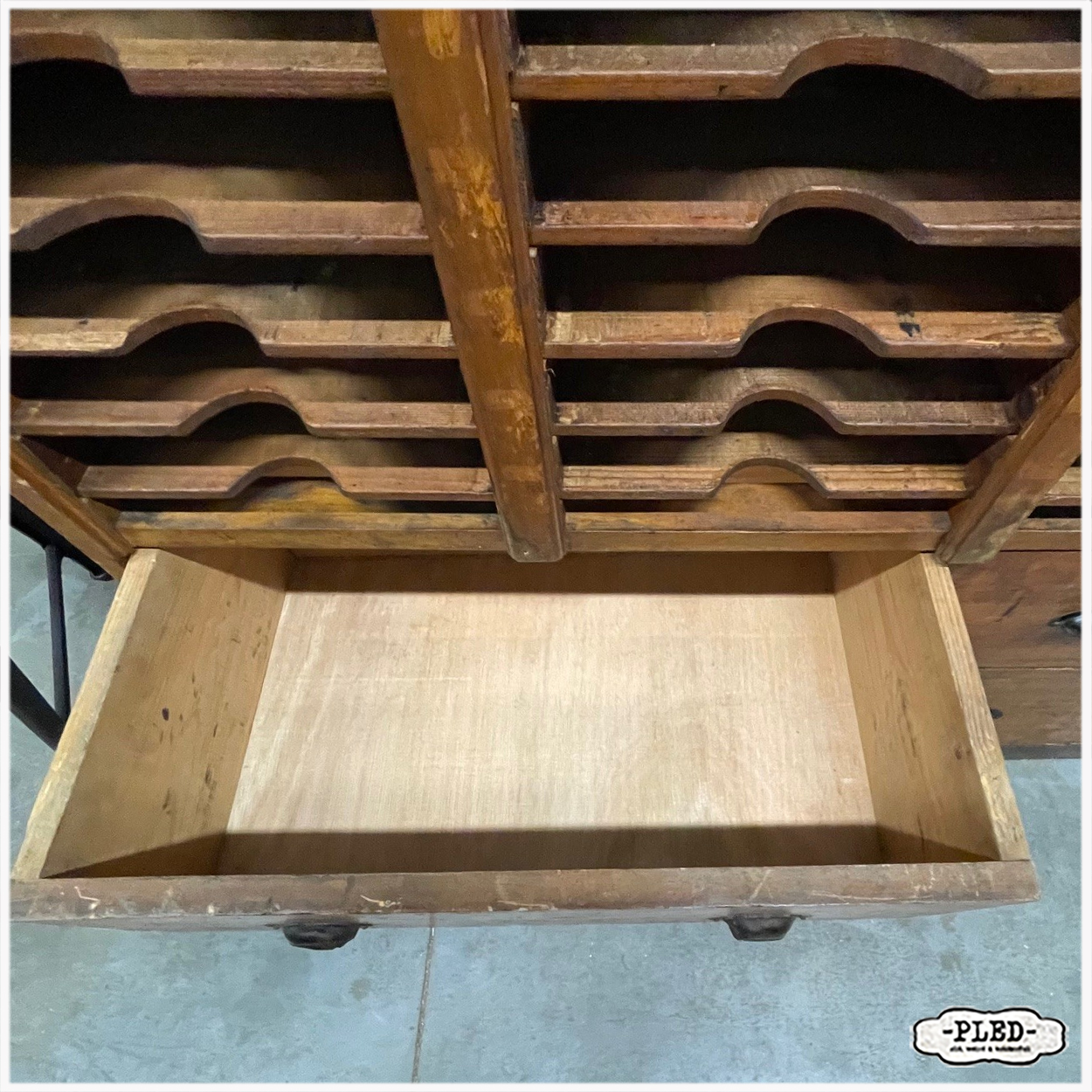 Oude, karaktervolle, grote, houten postsorteerkast - Afbeelding 19