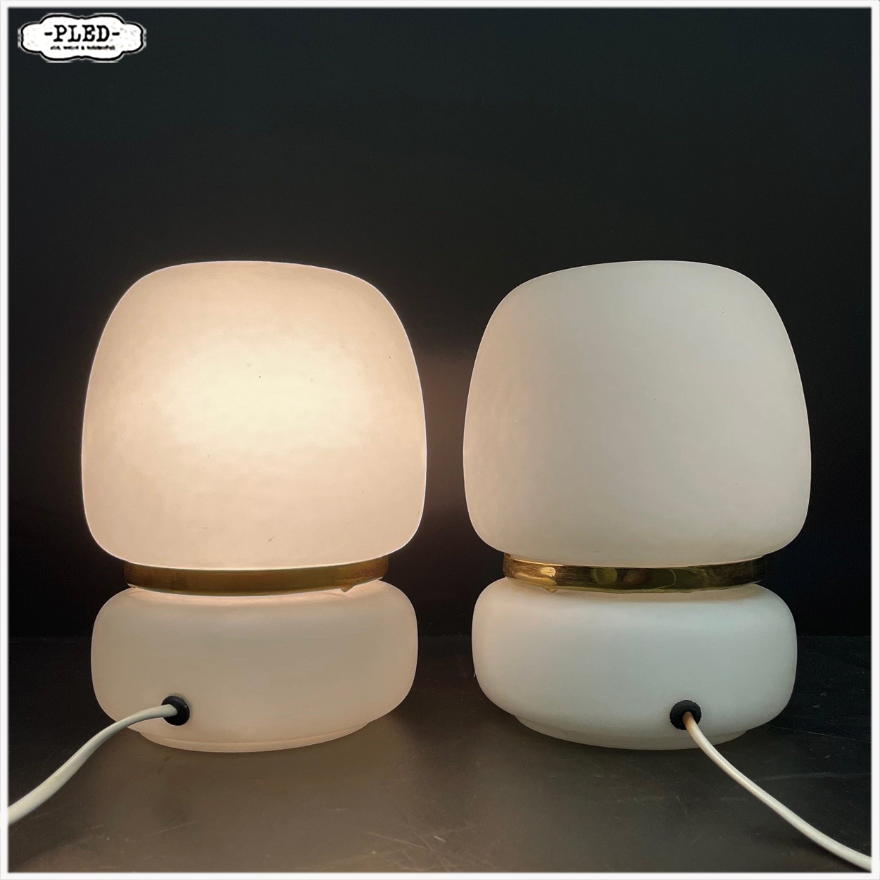 Twee vintage opaline tafellampen / bedlampen