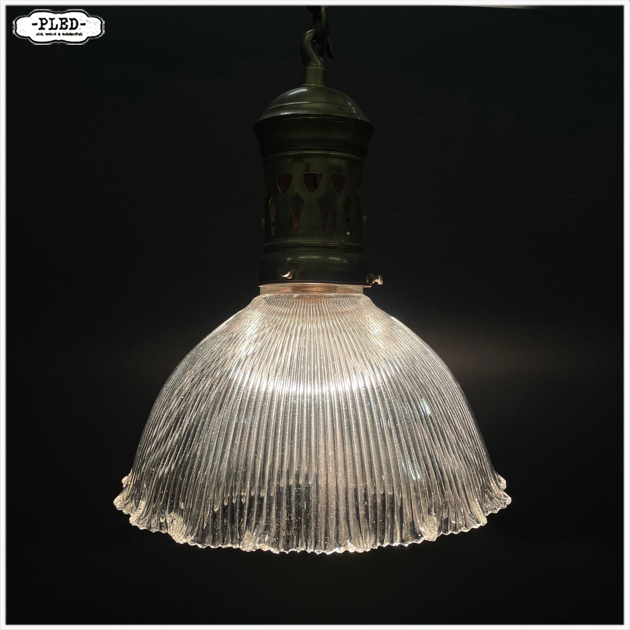 Oude hanglamp met geribbelde glazen kap en messing kap - Afbeelding 2