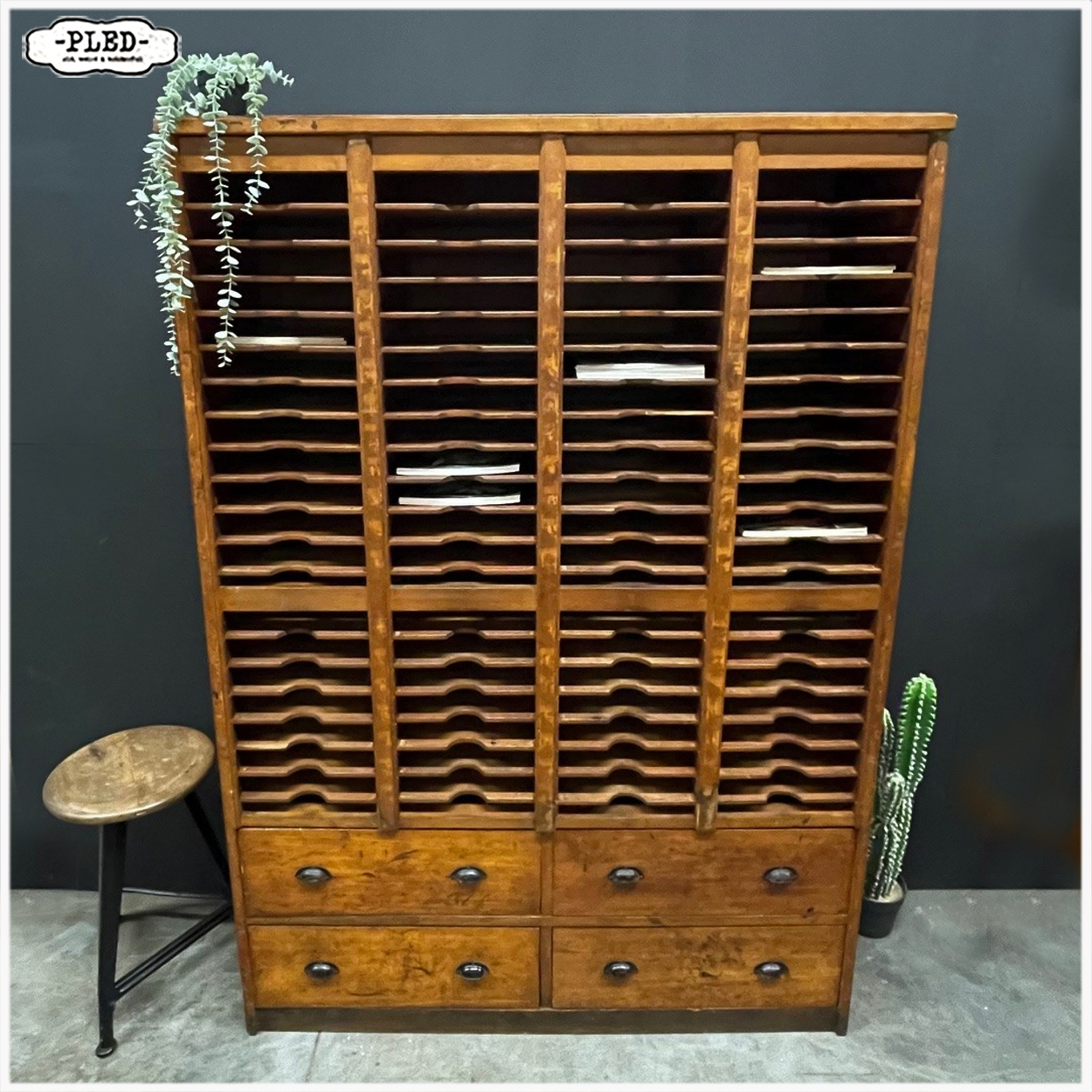 Oude, karaktervolle, grote, houten postsorteerkast - Afbeelding 2