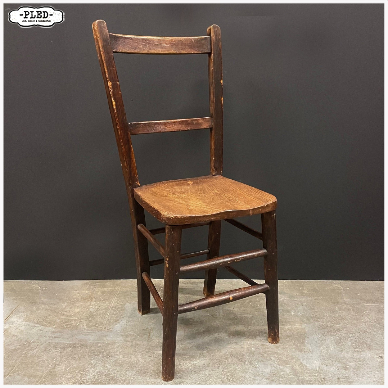 Oud, sfeervol, houten stoeltje - Afbeelding 2