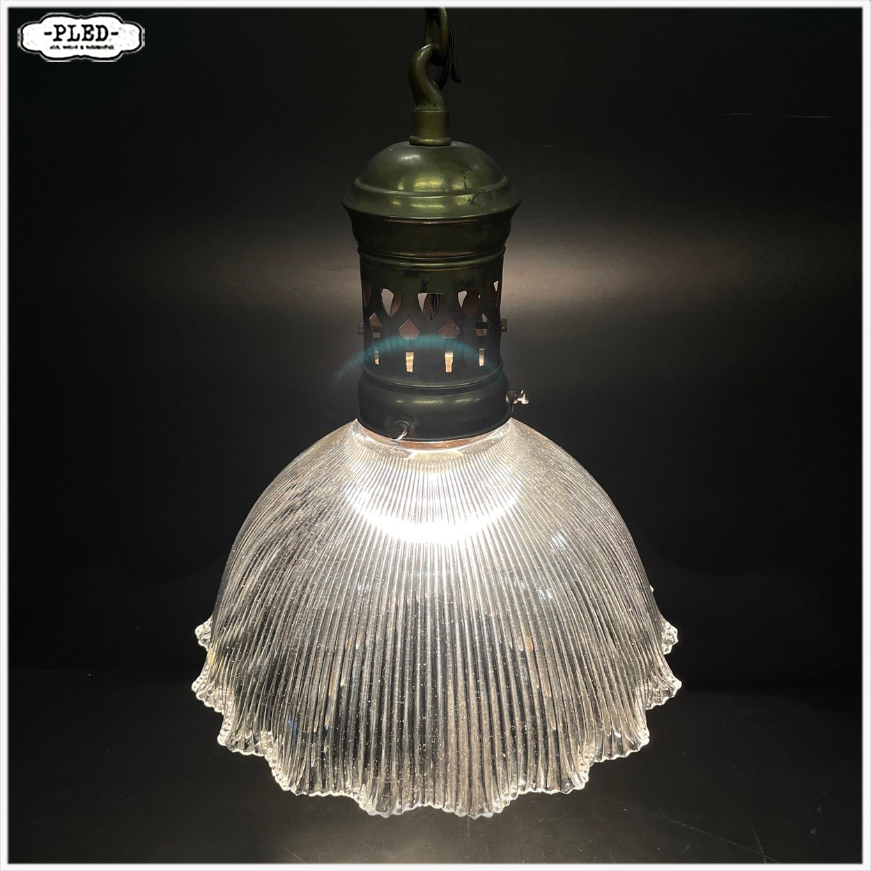 Oude hanglamp met geribbelde glazen kap en messing kap - Afbeelding 3