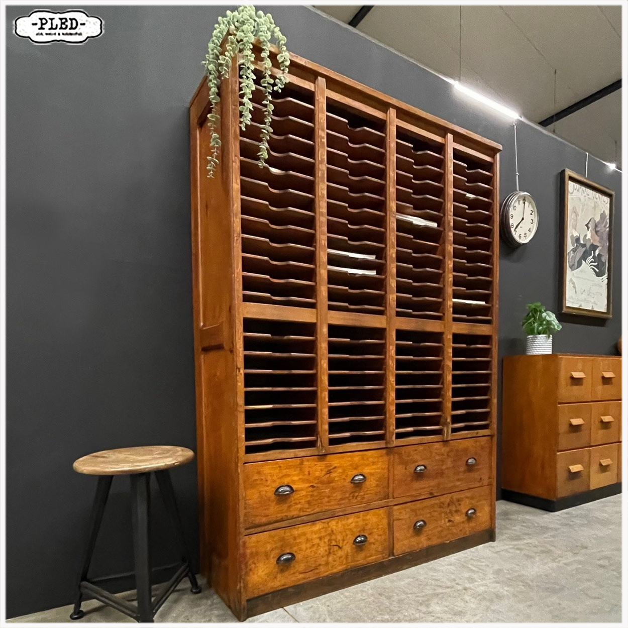 Oude, karaktervolle, grote, houten postsorteerkast - Afbeelding 3