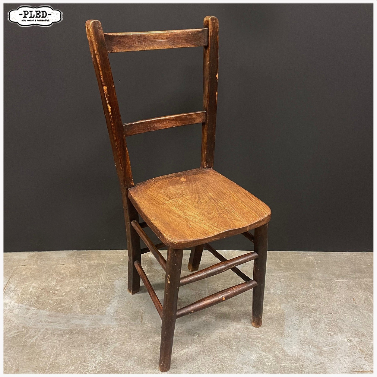 Oud, sfeervol, houten stoeltje - Afbeelding 3