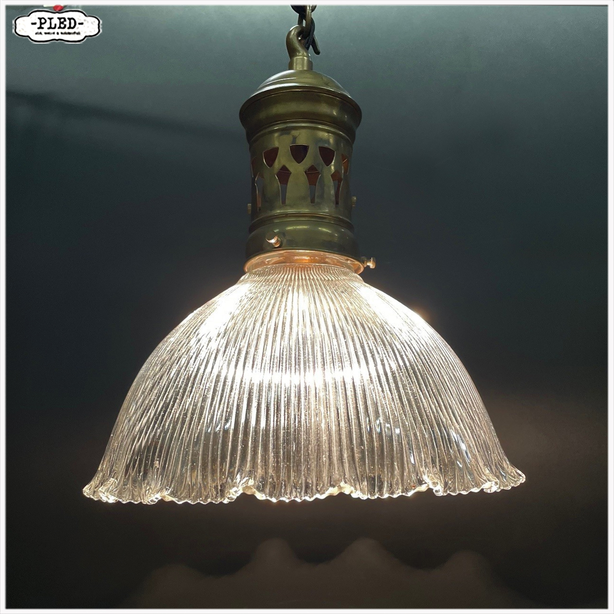 Oude hanglamp met geribbelde glazen kap en messing kap - Afbeelding 4