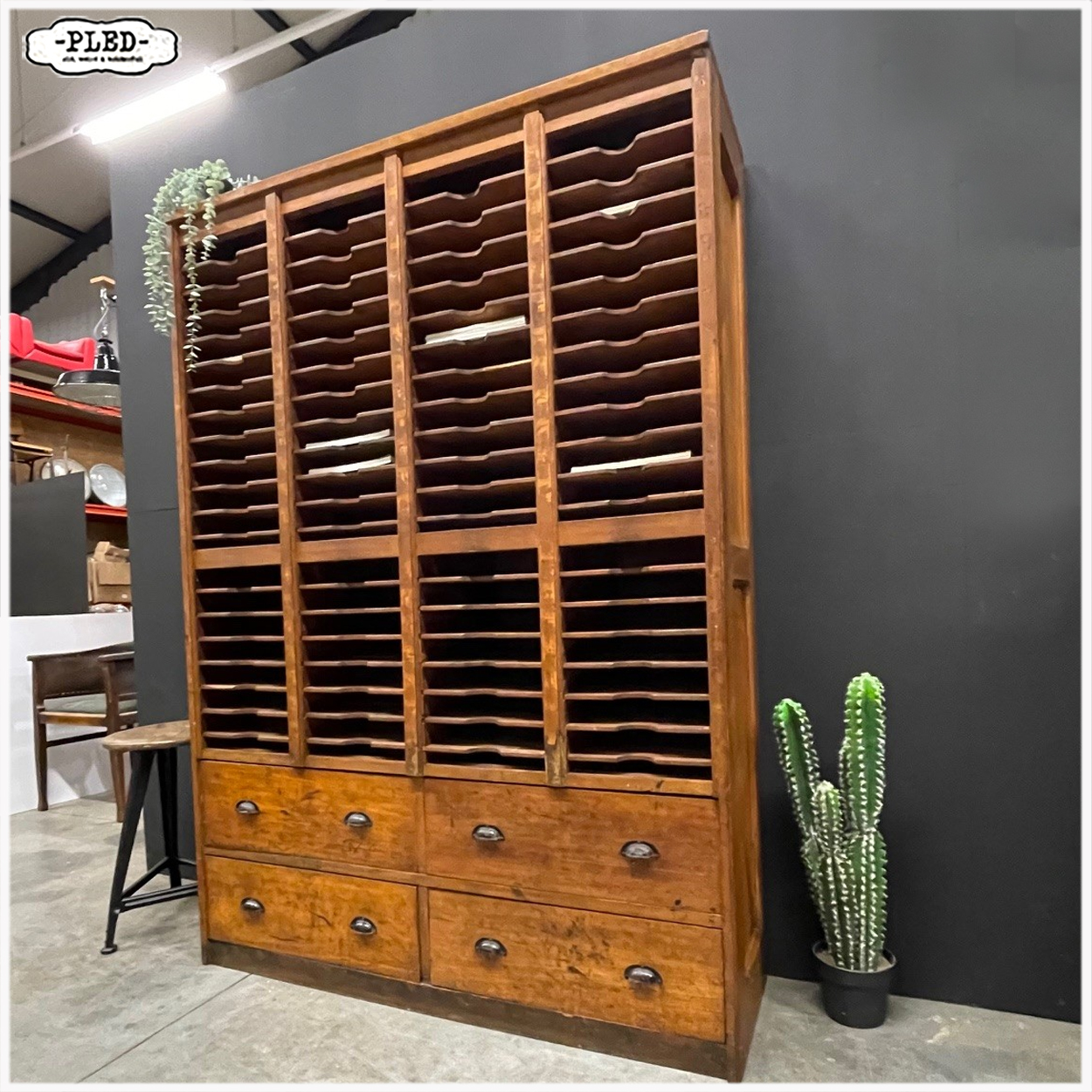 Oude, karaktervolle, grote, houten postsorteerkast - Afbeelding 4