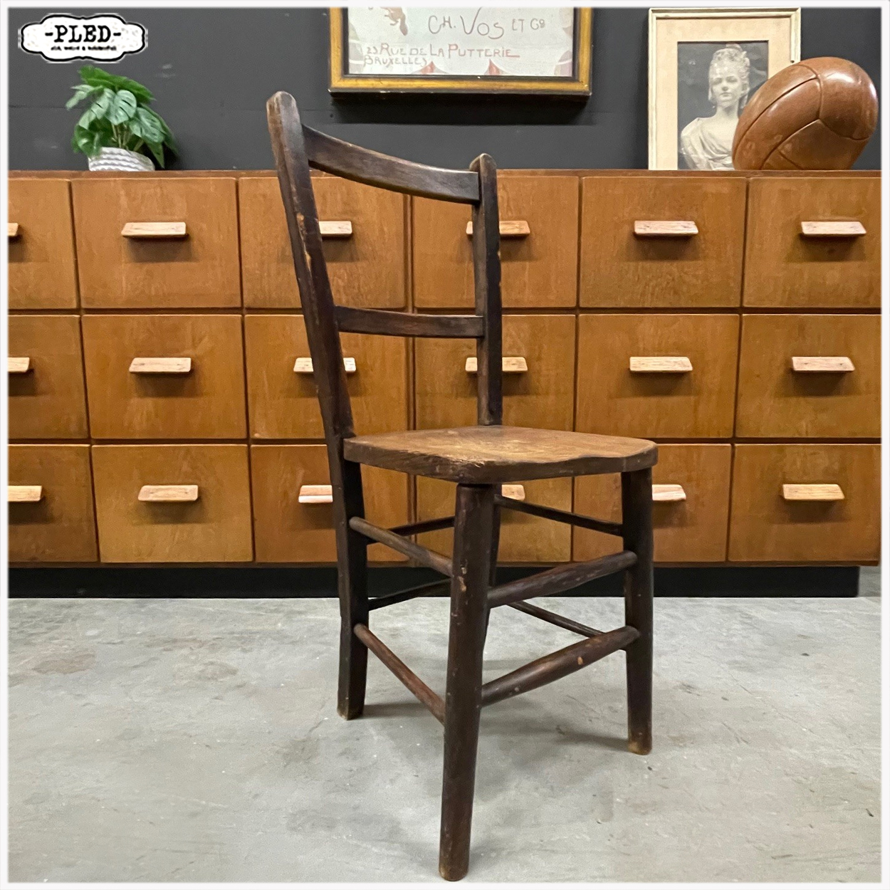 Oud, sfeervol, houten stoeltje - Afbeelding 4