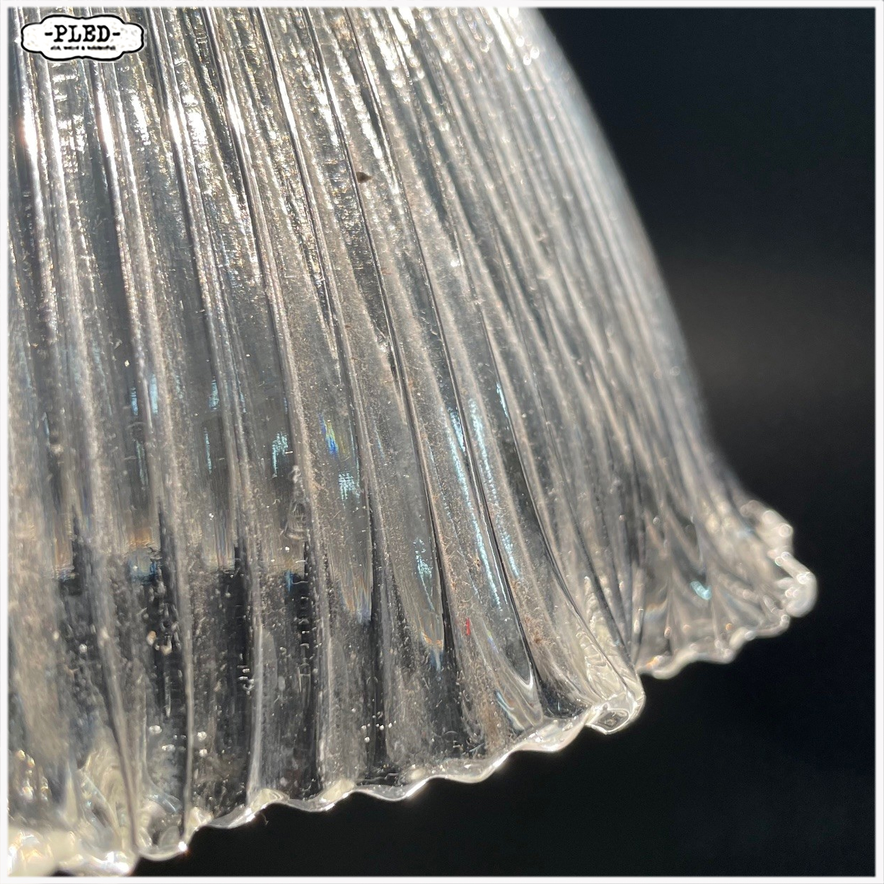 Oude hanglamp met geribbelde glazen kap en messing kap - Afbeelding 5