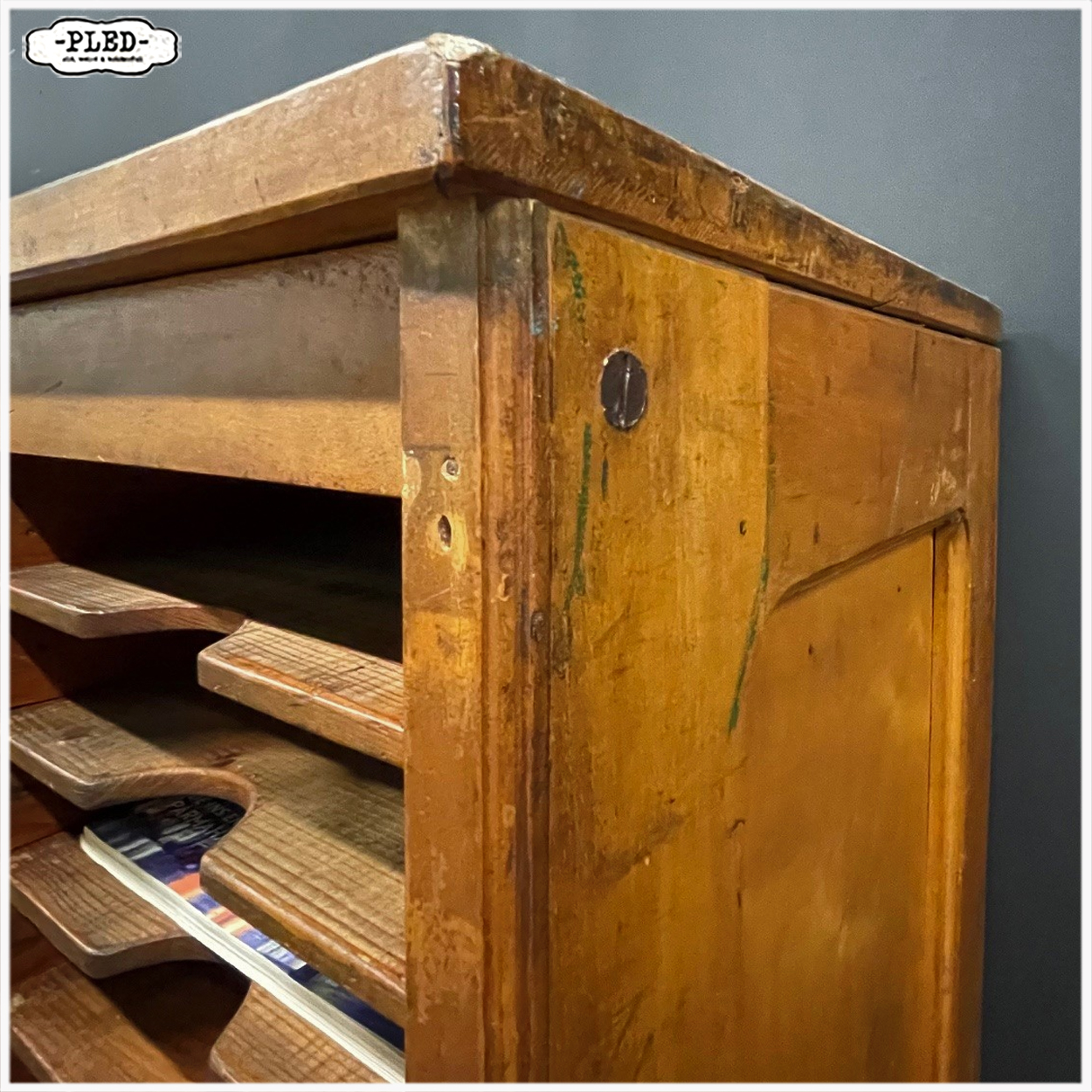 Oude, karaktervolle, grote, houten postsorteerkast - Afbeelding 5