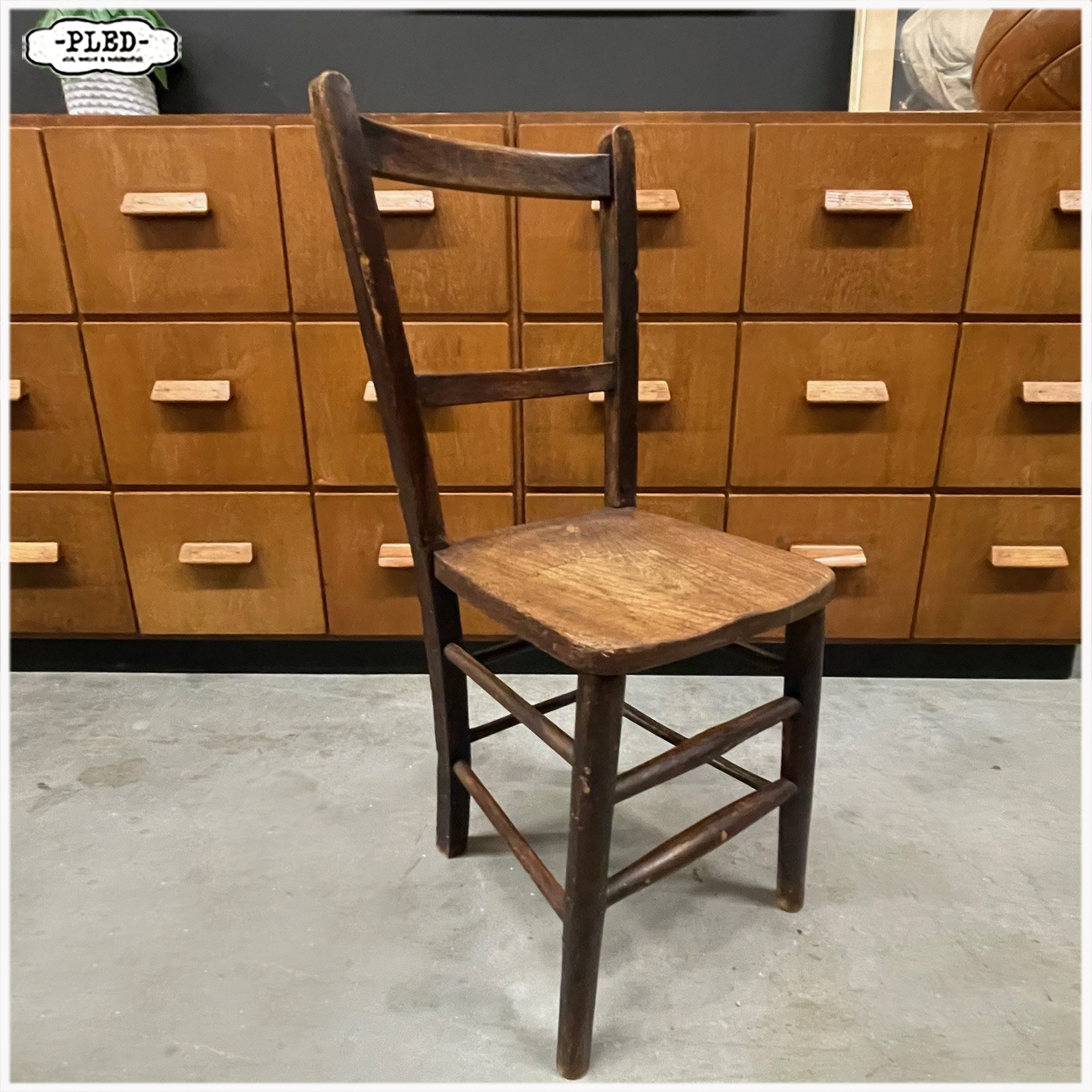 Oud, sfeervol, houten stoeltje - Afbeelding 5
