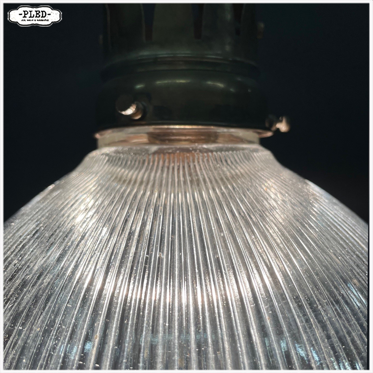 Oude hanglamp met geribbelde glazen kap en messing kap - Afbeelding 6