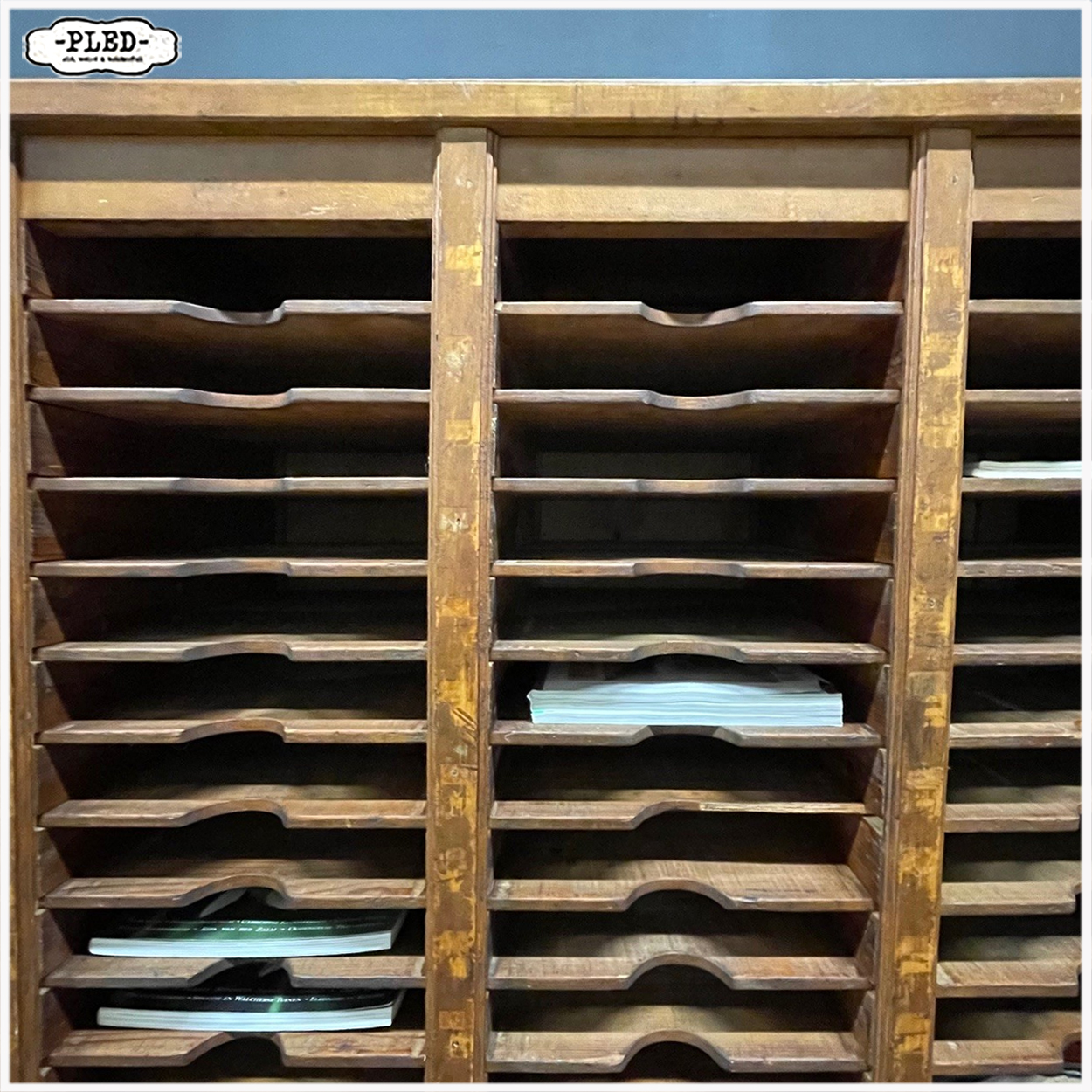 Oude, karaktervolle, grote, houten postsorteerkast - Afbeelding 8