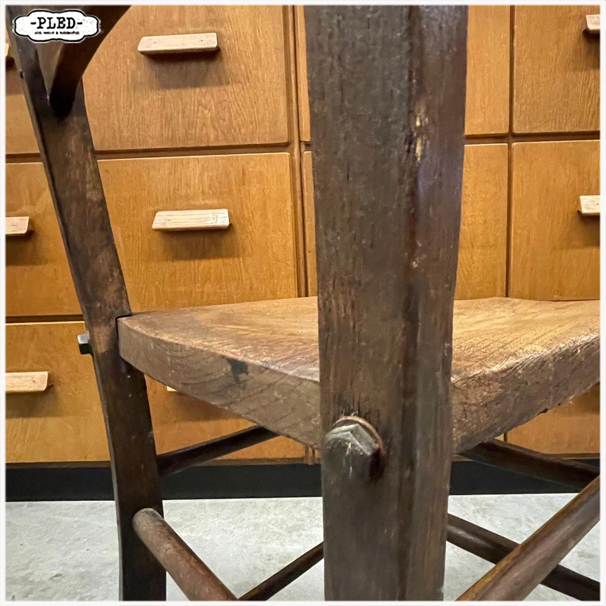 Oud, sfeervol, houten stoeltje - Afbeelding 6