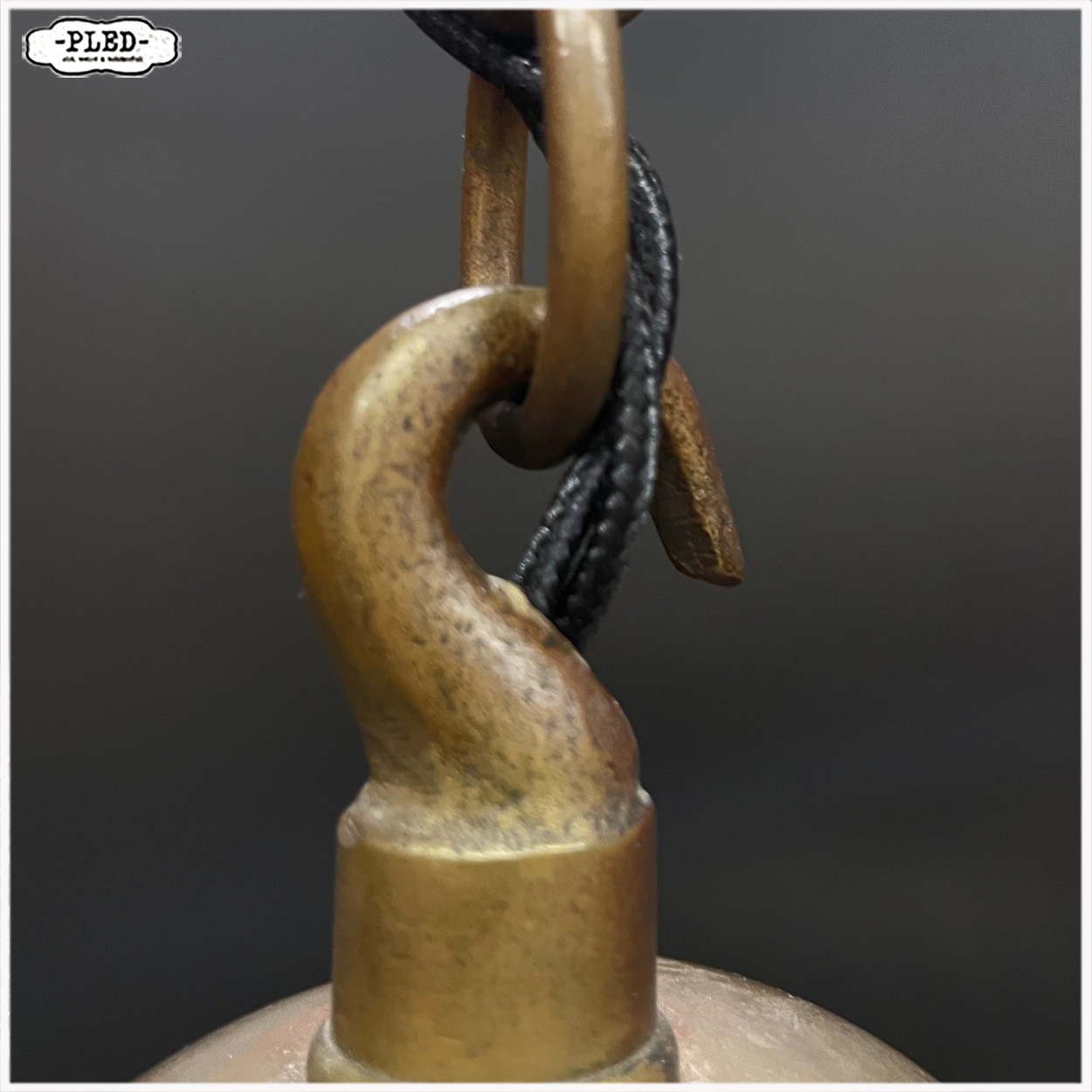 Oude hanglamp met geribbelde glazen kap en messing kap - Afbeelding 8