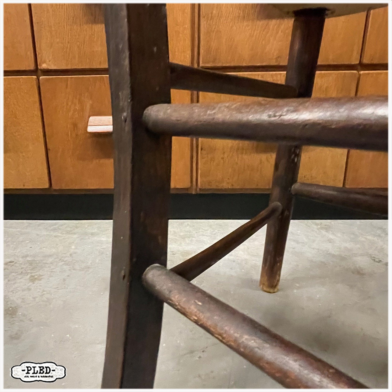 Oud, sfeervol, houten stoeltje - Afbeelding 7