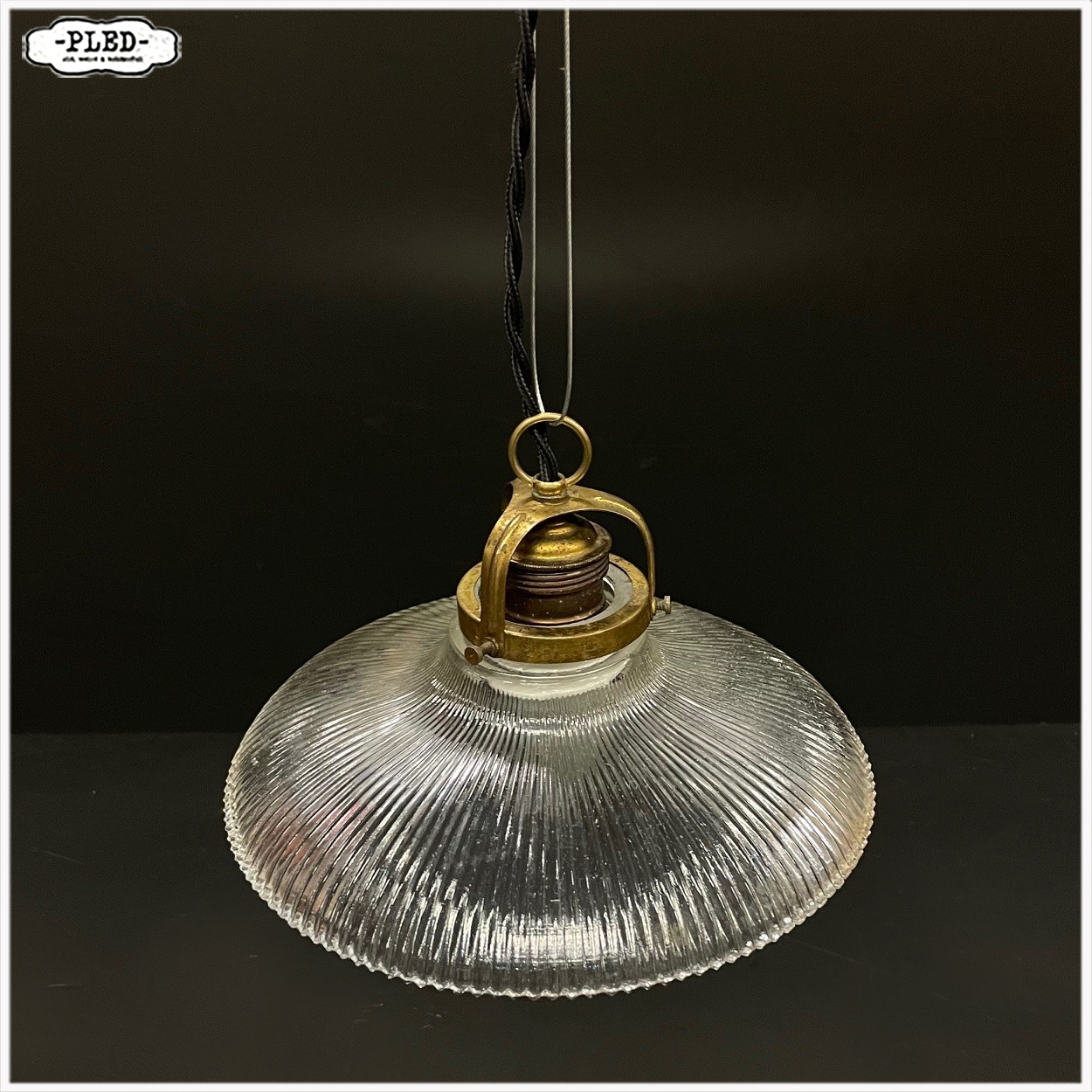 Oude glazen hanglamp, Holophane stijl