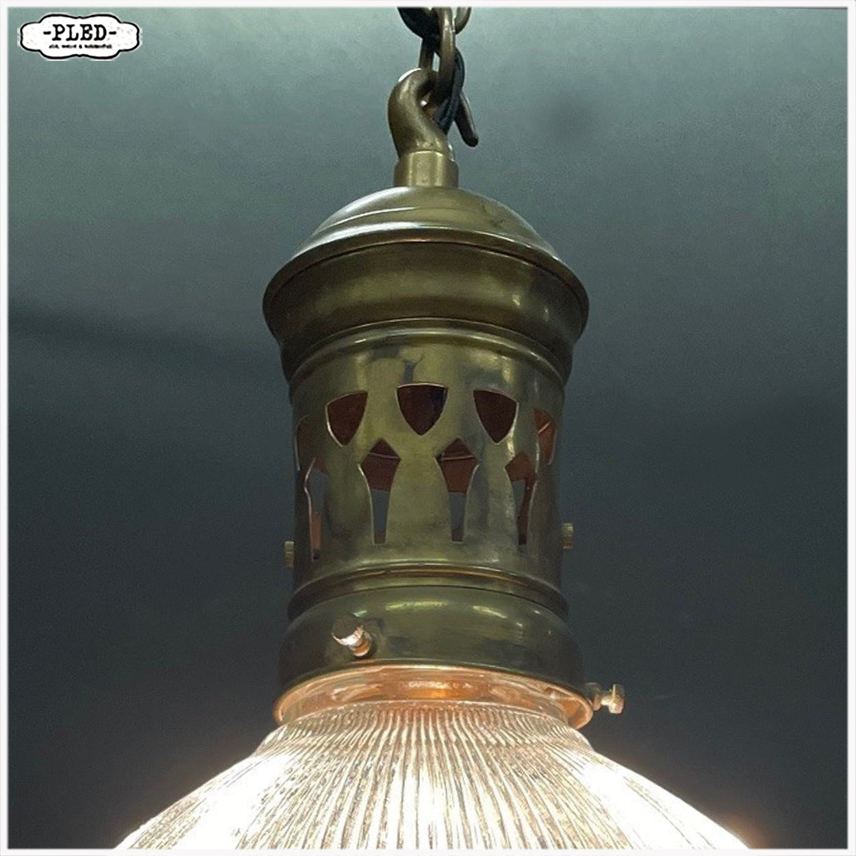 Oude hanglamp met geribbelde glazen kap en messing kap - Afbeelding 7