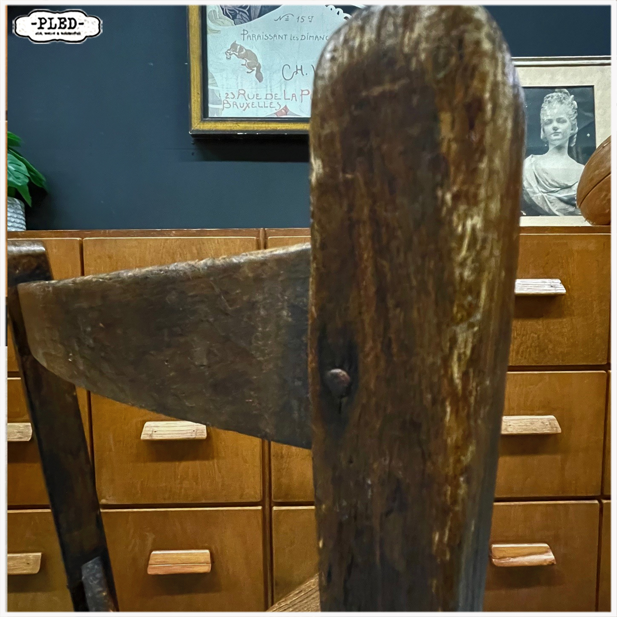 Oud, sfeervol, houten stoeltje - Afbeelding 8