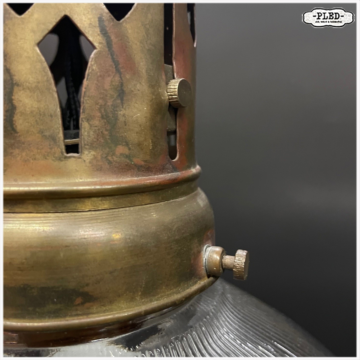 Oude hanglamp met geribbelde glazen kap en messing kap - Afbeelding 9