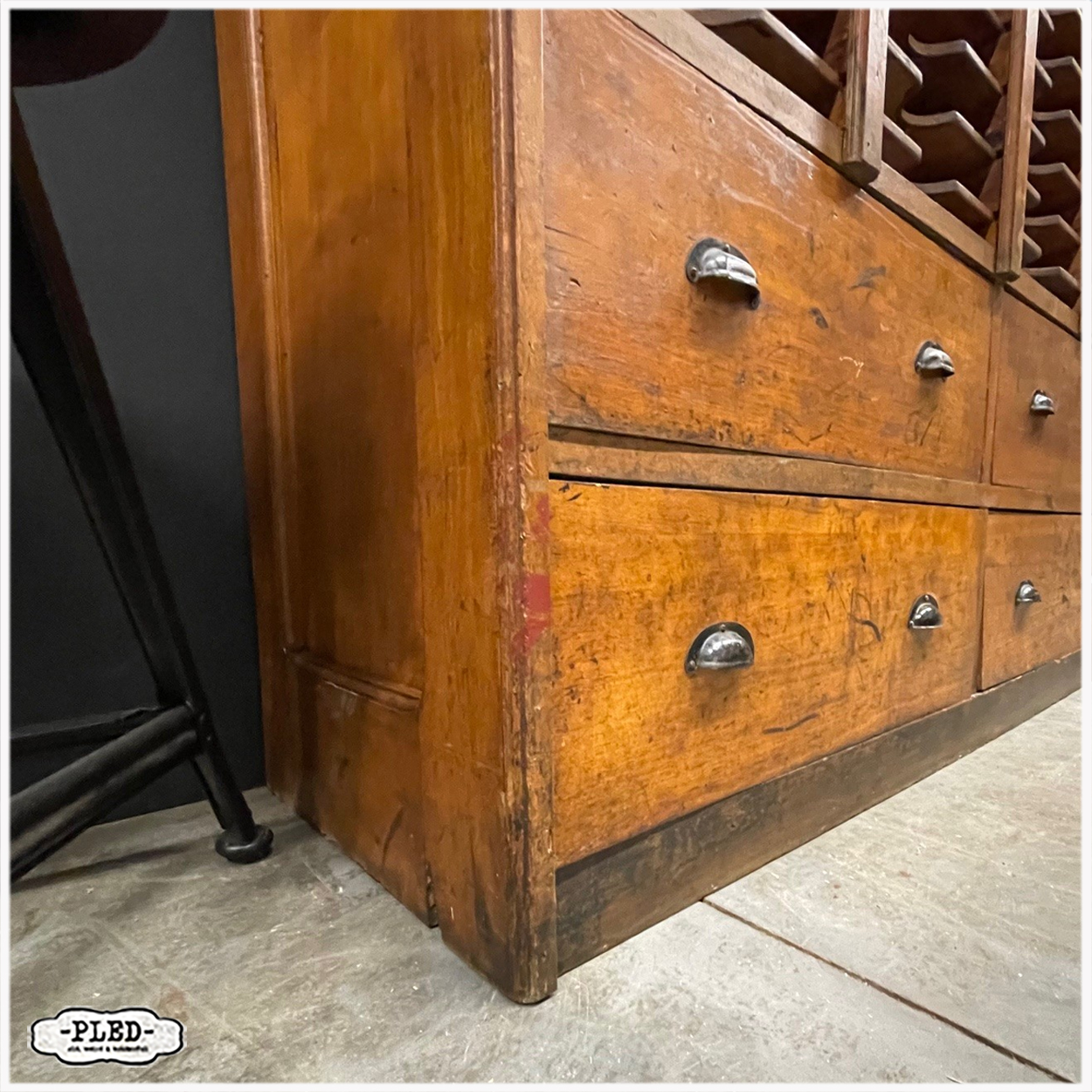 Oude, karaktervolle, grote, houten postsorteerkast - Afbeelding 11