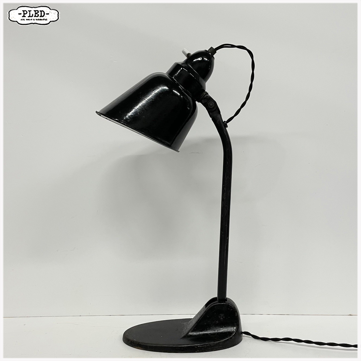 Oude bureaulamp met zwart geëmailleerde kap, Bauhaus