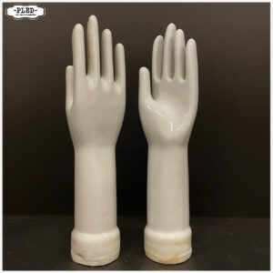 Oude wit porseleinen handschoenmallen