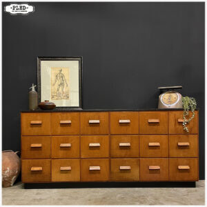 Oude eikenhouten apothekerskast met hardstenen blad