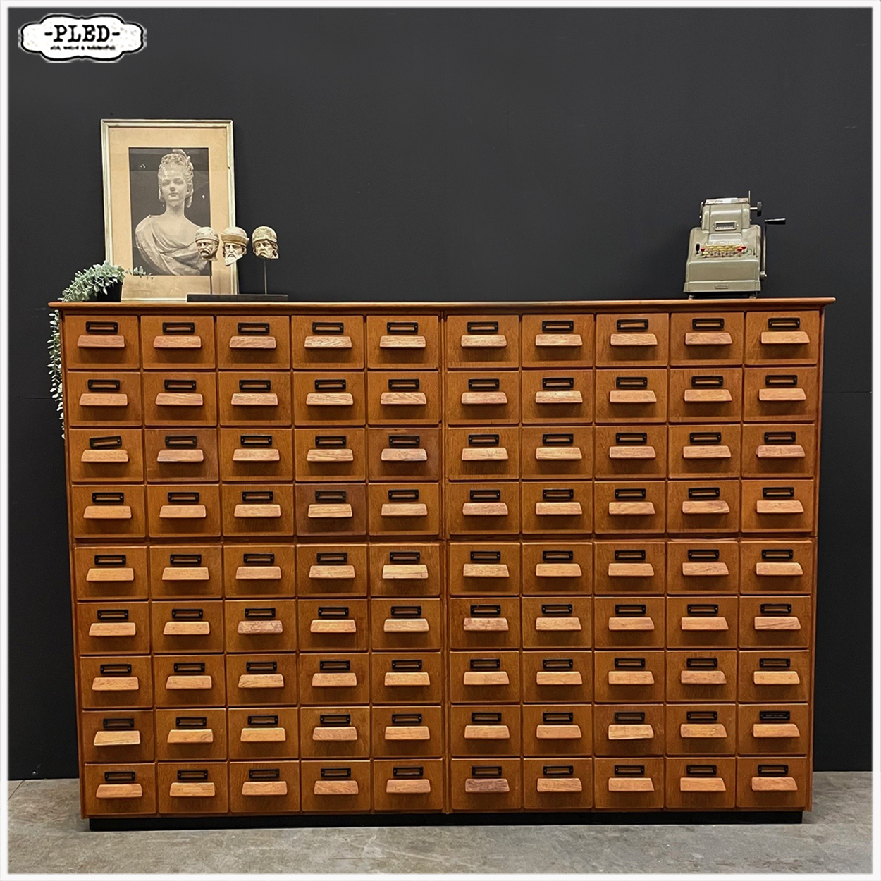 Tweedelige, eikenhouten apothekerskast met hardstenen blad - Afbeelding 3