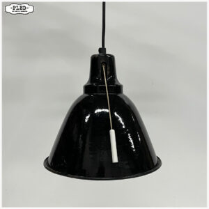 Oud, zwart geëmailleerd hanglampje met trekschakelaar