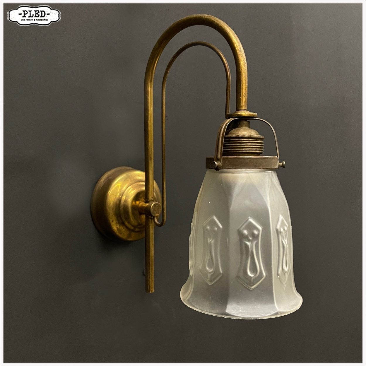 Messing art deco wandlamp met frosted glass kapje