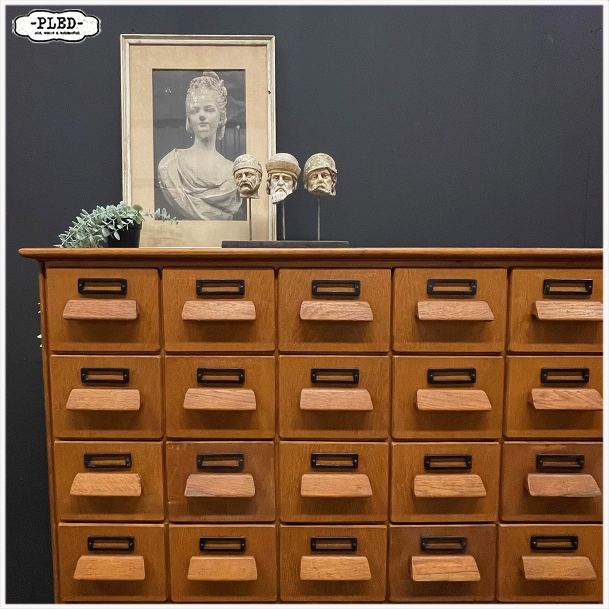 Tweedelige, eikenhouten apothekerskast met hardstenen blad - Afbeelding 8