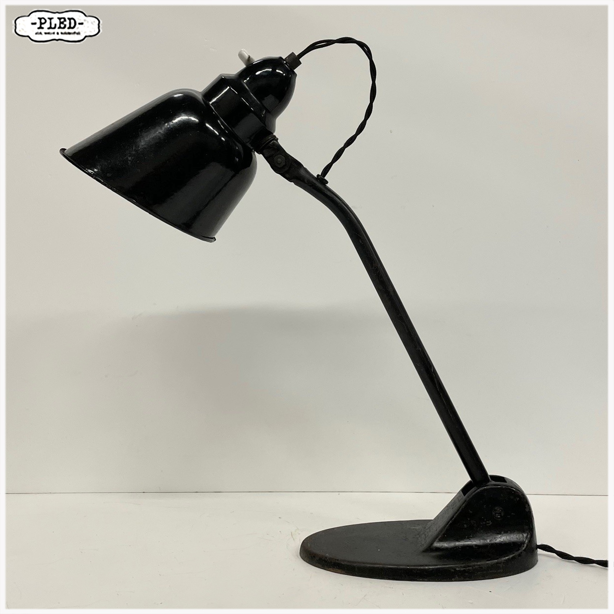 Oude bureaulamp met zwart geëmailleerde kap, Bauhaus - Afbeelding 4